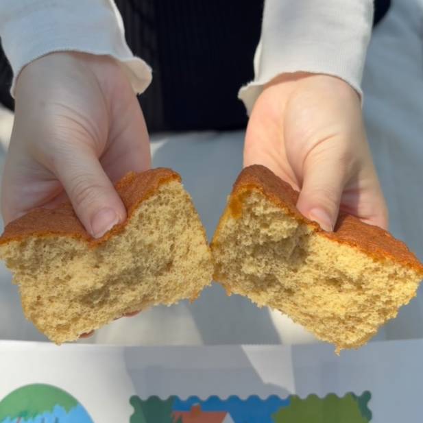ふわっと優しい味わいの『ふわふふケイク』

粉と砂糖を使い分けたり、素材を組み合わせることでふわっとした食感の中にも、深い甘みやコク、ほのかに感じるもっちり感や香ばしい風味、3種類それぞれのケイクに個性をもたせました🍴

常温でお持ち帰り頂けます。
おやつやお手土産にいかがでしょうか✨

全国に1店舗しかない新スイーツブランドのため、帰省する際のお手土産にもおすすめです◎ぜひご利用くださいませ✨

◎ラインナップ
・きび糖と北海道産小麦　 1個入
・黒糖バナナ 1個入
・ショコラキャラメル 1個入
・アソート 4個入
・アソート 6個入

#フラネル　#梅田スイーツ　#帰省土産　#大阪土産　#手土産　