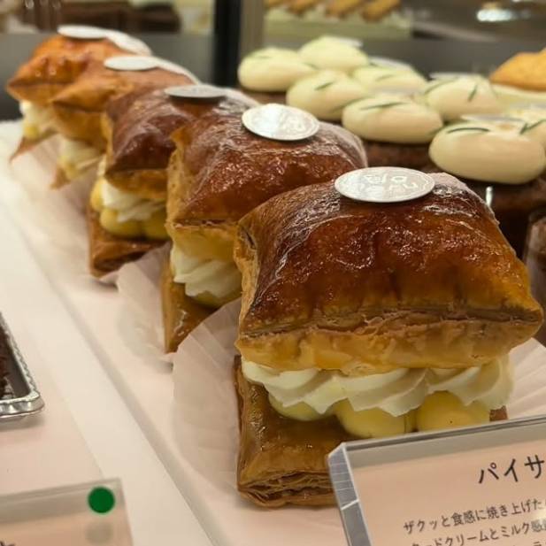 2026年6月にオープンしたばかりの新スイーツブランド
『flaneru（フラネル）　粉と砂糖と』

粉と砂糖のシンプルな美味しさを活かしたケーキや焼き菓子もご用意しております。
きび糖を使ってふんわり優しい味わいに仕上げたショートケーキや、フラネルのシグネチャービスケットをのせたチーズケーキ、上品な甘みの和三盆と甘酸っぱいレモンをかけ合わせたレモンケーキなど、シンプルで味わい深い美味しさをお楽しみください。
おやつやお手土産にぜひご利用ください🍴

〈一部ラインナップ〉
・きび糖のショートケーキ
・flaneruチーズケーキ
・キャロットケーキ
・パイサンド
・モンブラン
・全粒粉のスコーン
・ココナッツケーキ
・レモンと和三盆のケーキ　など

@flaneru.official
阪神梅田本店B1Ｆ
#おやつ　#手土産　#梅田スイーツ　#ケーキ　#焼き菓子