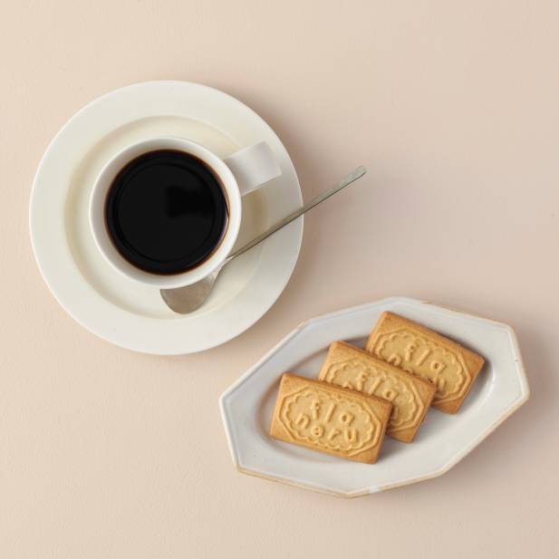 コーヒーと楽しむビスケット☕️

粉の風味豊かな「フランス産小麦」と「石臼挽き小麦」にやさしい甘みが広がる「沖縄県産きび糖」をかけ合わせたフラネルのシグネチャービスケット。

シンプルで味わい深い美味しさがじんわりと広がるビスケットを、ほっとくつろぐコーヒーブレイクにいかがでしょうか🌿

フラネル　阪神梅田本店
📍阪神百貨店　梅田本店　地下1階
@flaneru.official

#コーヒー　#おやつ　#ビスケット　#フラネル　
#阪神百貨店
