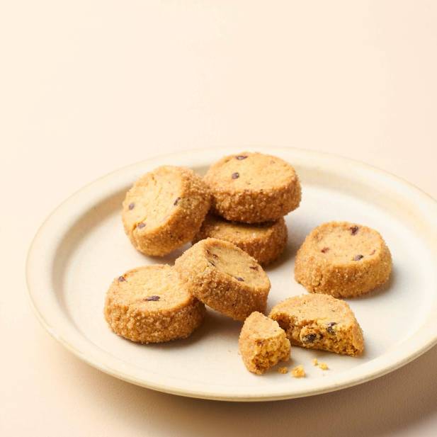 ～クッキー～

「粉」と「砂糖」の個性を活かして生まれた、
ユニークなクッキーたち。
噛みしめるごとに広がる粉のうま味や風味、どこか懐かしくてほっとする甘み。
「まる」「さんかく」「しかく」の小さな一粒が心を満たす、見た目にもかわいいクッキーです🍪

◯喜界島粗糖のチョコチップディアマン
豊かな味わいが特徴の鹿児島県喜界島でつくられるまろやかな甘みが特徴の粗糖を使用。
2種類の粉をブレンドし、風味豊かなバターと粗糖を加えてざくざくの食感に仕上げた生地に、チョコチップを合わせました。

△全粒粉のショートブレッド
粗挽きの全粒粉をブレンドした、風味豊かなショートブレッド。噛みしめるごとにバターの風味と全粒粉の香ばしさが口いっぱいに広がりくせになる、さくほろ食感のクッキーです。

⬜︎レモンクッキー　春夏限定
口にいれた瞬間、フレッシュなレモンの香りがふわっと広がる秘密は、凍結したレモンをまるごと砕いて粉にしたものを粉糖と一緒にクッキーにまとわせているから。北海道産小麦をブレンドすることでざくっとした噛み応えの中に軽さも残した、絶妙な食感のクッキーに仕上げました。

#クッキー　#おやつ　#焼き菓子　#梅田スイーツ  #手土産