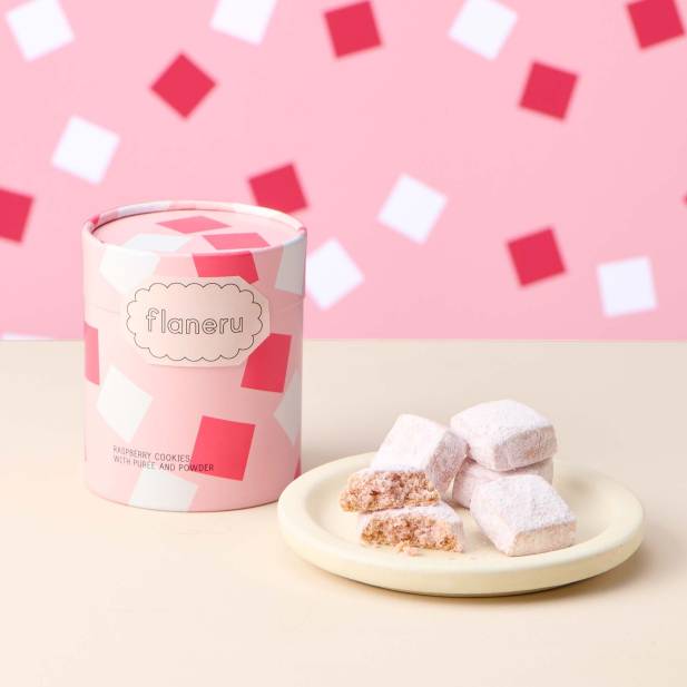本日から新しいスイーツが登場いたします✨

フランボワーズの甘酸っぱさを小さな一粒に
ぎゅっと詰めて。

フランボワーズピューレを練り込んだクッキーに、フリーズドライのフランボワーズを砕いて粉にしたものを粉糖と合わせてまとわせました。生地はざくっと軽い食感に仕上がるよう北海道産小麦をブレンドしています。

ざくざくほどけて広がる甘酸っぱい味わいがたまりません🥰

その他にも、粉や砂糖の個性を活かして生まれたユニークなクッキー達をご用意しております。

ぜひ今日のおやつや、プチギフトにご利用ください🍴

フラネル　阪神梅田本店
📍阪神百貨店　梅田本店　地下1階

#クッキー　#おやつ　#手土産　#プチギフト #梅田スイーツ