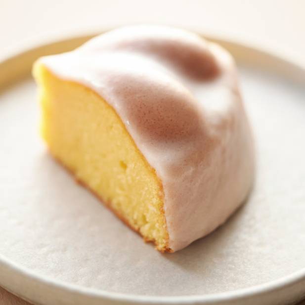 レモンと和三盆のケーキ🍋

上品な甘さとしっとりとした食感に仕上げる日本のお砂糖『和三盆』を使った甘酸っぱいレモンのケーキ。
表面のしゃりっとした食感のアイシングがアクセントです。

爽やかなレモンの酸味と上品な甘さの和三盆のかけ合わせがたまらない焼き菓子です🍴

#レモンケーキ　#梅田スイーツ　#手土産　#焼き菓子　#阪神梅田