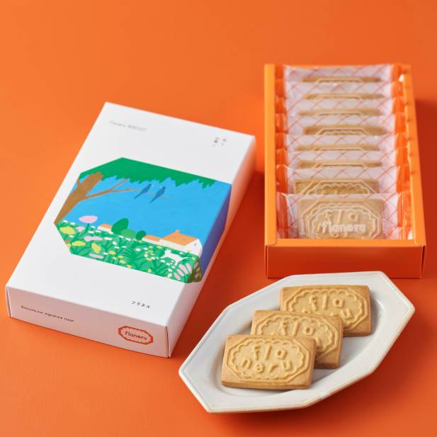 一口で広がる、小麦の余韻とやさしい甘さ。 
『フラネルビスケット』

ミニギフトやご自宅用にぴったりなサイズから、贈り物にもお使い頂ける商品まで幅広くラインナップしておりますのでぜひ様々なシーンでご利用くださいませ。
個包装されておりますので、お手土産にもおすすめです◎

～フラネルビスケットのこだわり～
①選び抜いた2種類の粉をブレンド
深い味わいと芳醇な香りが特徴の「フランス産小麦」と、石臼で丁寧に挽くことで小麦の風味・うま味を最大限に引きだした「石臼挽き小麦」をブレンド。どちらの粉も焼き上げるとほろほろほどけ、口どけの良い食感に仕上がることも特徴です。一口目も、食べ終わった後も、小麦の風味とその余韻を楽しめるようなこだわりのブレンドです。

②沖縄県産きび糖のやさしい甘さとコク
太陽をたっぷり浴びて育った沖縄のさとうきびを、ミネラルやさとうきび本来の風味を残すように仕上げた「きび糖」を使用。まろやかなコクと上品な甘みがじんわりと口の中に広がります。

③香ばしくさっくり焼き上げたビスケット
ビスケットは焼き上げがとっても重要。 焼き加減を調整しながらオーブンで香ばしくさっくりと焼き上げています。 しっかりと火が入ることで生まれる香ばしい風味と、噛みしめるごとに広がる小麦の芳醇な香りや砂糖の上品なコクと甘み。 どこか懐かしくてほっとするおいしさは、毎日のおやつ時間をちょっと特別に変えてくれます。

-ラインナップ-
◎フラネルビスケット　
6個入/8個入/16個入
◎フラネルビスケット&サンド アソート
12個入(フラネルビスケット8個・フラネルビスケットサンド4個)
21個入(フラネルビスケット16個・フラネルビスケットサンド5個)
◎フラネルビスケット&ケイク アソート
4個入(フラネルビスケット2個・フラネルビスケットサンド1個・ふわふふケイク〈きび糖と北海道産小麦〉1個)

@flaneru.official

flaneru(フラネル)  粉と砂糖と
阪神梅田本店地下1階

#ビスケット #焼き菓子 #手土産 #阪神梅田
#梅田スイーツ