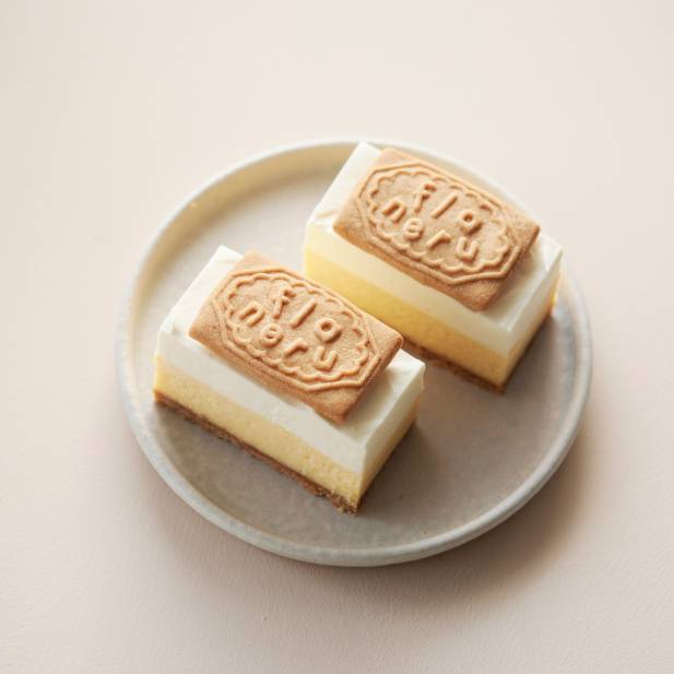 flaneruチーズケーキ

フラネルのシグネチャービスケットをのせたチーズケーキ。

底には豊かな甘みの種子島産粗糖と全粒粉を使用した香ばしいショートブレッド生地を仕込み、濃厚でなめらかなベイクドチーズケーキとミルク感豊かなチーズクリームの2層を重ねました。

香ばしくジャリっとした食感のショートブレッド生地と風味豊かなチーズ、優しい甘みのビスケットのハーモニーがたまらない美味しさ。

ビスケットでケーキをディップするように食べるのもおすすめです😋

お一人様サイズのカットケーキと
3〜4人分サイズのホールケーキをご用意しております。

ぜひ一度お試しください🍴

#チーズケーキ　#梅田スイーツ　#おやつ
#手土産　#フラネル