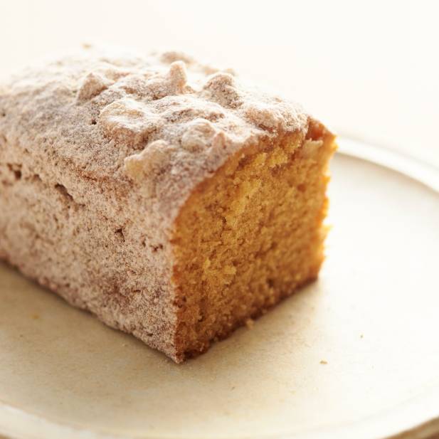 くるみと黒糖のパウンドケーキ　

さとうきび本来の味わいとコク深い甘みが楽しめるフィリピンネグロス島の黒砂糖「マスコバド糖」を使用。
そこにローストした香ばしいくるみを合わせることで、あと引く美味しさのパウンドケーキに仕上げました。

食べ切りやすい可愛いサイズでご用意しております🍴
少し涼しくなってきた秋のティータイムにいかがでしょうか🫖

フラネル　阪神梅田本店
📍阪神百貨店　梅田本店　地下1階

#パウンドケーキ　#焼き菓子　#梅田スイーツ
#おやつ　#手土産