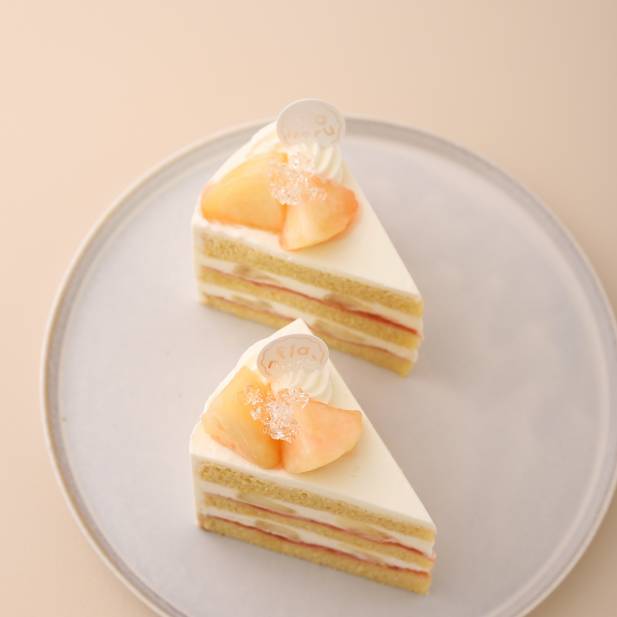 季節限定ショートケーキ🍰🍑

みずみずしい桃を使ったショートケーキを期間限定でご用意しております

きび糖のやさしい味わいのスポンジに、北海道産生クリームをブレンドしたミルクのコク豊かなクリーム、爽やかな甘みの桃をサンド。

この時期だけのショートケーキをぜひお楽しみください✨

【販売予定】
7月15日〜9月2日
※桃の入荷状況により販売期間は前後する場合がございます。

#桃　#桃スイーツ　#ショートケーキ　#梅田スイーツ　#フラネル
