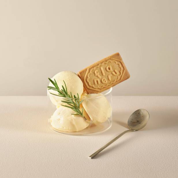 フラネルビスケットをアイスクリームにのせて🍨　ひんやり楽しむ夏のデザートに。

粉の風味豊かな「フランス産小麦」と「石臼挽き小麦」にやさしい甘みが広がる「沖縄県産きび糖」をかけ合わせたフラネルのシグネチャービスケット。

クリーミーなアイスに香ばしいビスケットをのせたアレンジをぜひご自宅でお楽しみください🥄

flaneru 粉と砂糖と
阪神梅田本店地下1階

#梅田スイーツ　#アイスクリーム　#ビスケット　#おうちカフェ　#おやつ