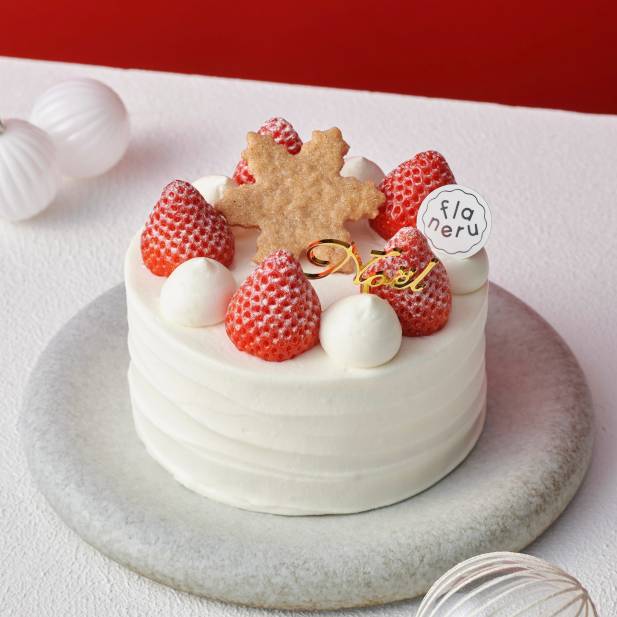 🎂きび糖のクリスマスショート

阪神梅田店でしか買えないクリスマスケーキ。
きび糖のやさしい味わいが特徴のきめ細かなスポンジに、北海道産生クリームをブレンドしたミルクのコク豊かなクリームと苺をサンドしました。
雪の結晶をかたどった、風味豊かなスパイスクッキーをのせて❄️

心があたたまるやさしい味わいのクリスマスケーキ。特別なひと時をお過ごしください。

【サイズ】直径12cm（3～4人分） 

【ご予約期間】
2026年10月1日(木)～2026年12月15日(火) 
【お渡し期間】
2026年12月23日(水)～2026年12月25日(金) 

※上記クリスマスケーキのご予約は店頭にて承っております。 
※数量に達した場合は、ご予約を早期に締め切らせていただく場合がございます。 
※基本ご予約分のみのご用意となります。店頭販売を行う場合もございますが、数量には限りがあるため販売がない場合もございます。

フラネル　阪神梅田本店
📍阪神百貨店　梅田本店　地下1階

#クリスマスケーキ　#ショートケーキ　#クリスマスケーキ2026  #阪神梅田